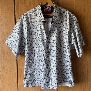 Au Noir Black White Floral Short Sleeve Button Up Size Medium